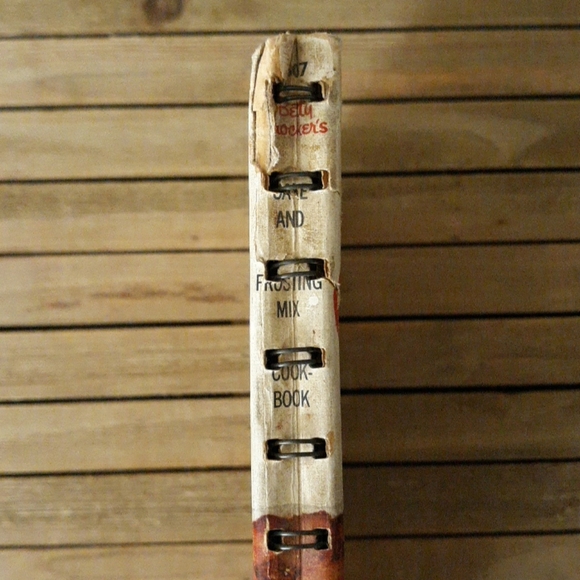 Betty Crockers Cake and Frosting Mix Cookbook 1st - Picture 3 of 8